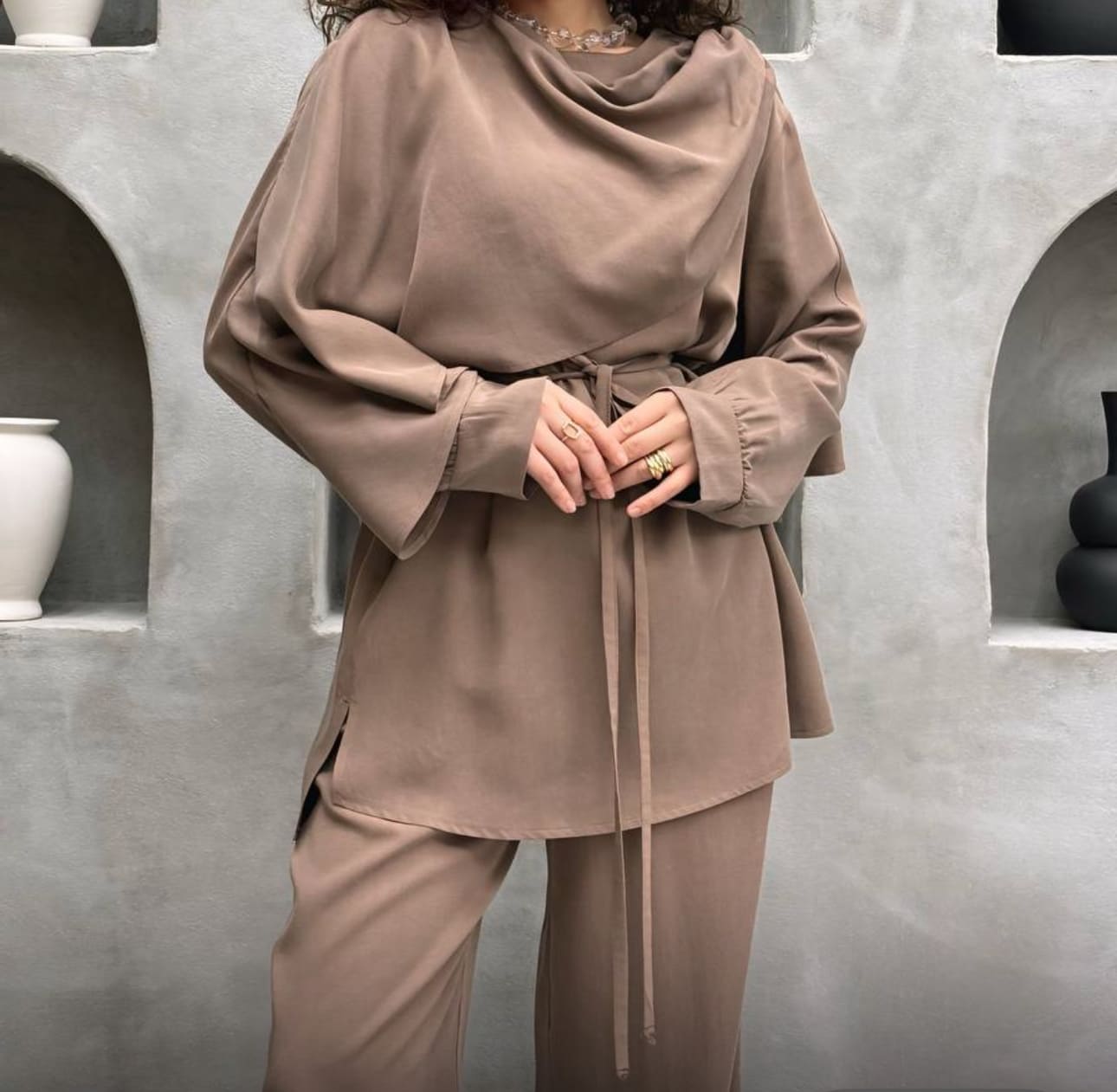 ensemble DALIA féminin et sophistiqué, parfait pour toutes les occasions.